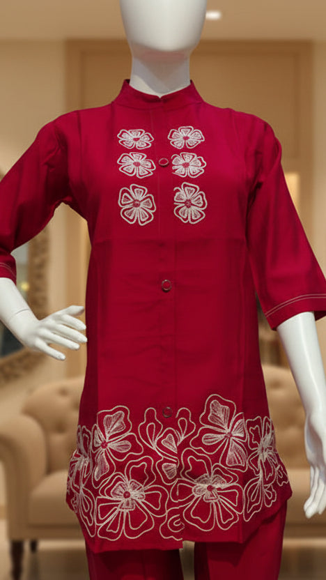 White floral embroidery detail on Rani Pink kurti – Sanskriti